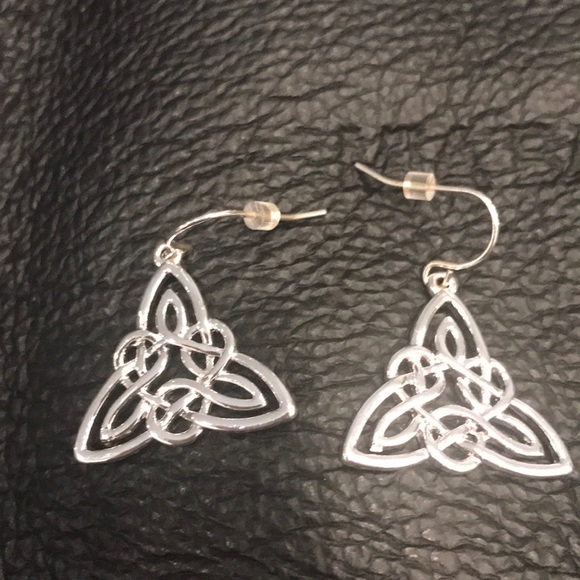 New 2 pairs of earrings as shown - Picture 2 of 5